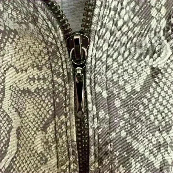 White House Black Market Snake jean jacket- size 6 - Picture 6 of 6